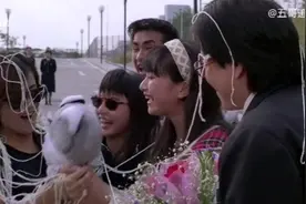 子弹出狱，她的警察老爸看到众多朋友来接她，特别尴尬视频封面