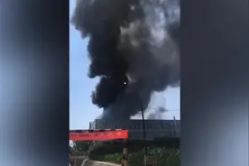 咸阳杨凌区富海工业园区突发火灾，现场浓烟滚滚视频封面