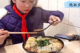母女俩今吃麻辣烫，两人消费14元，河南汝州这个价位你能接受吗视频封面
