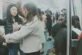 元旦第一天、两口子去坐地铁到东莞人民公园玩.坐地铁的人爆满视频封面