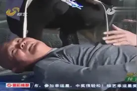 56岁老大爷参加选秀，将600斤石磨压在肚子上，这功夫厉害了视频封面