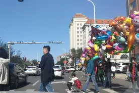 天津水上公园东路这么多卖气球的，节日期间这里太热闹了