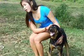 农村女孩逗宠物玩，把狗狗当马儿骑，画面太有爱了视频封面