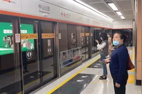 400万人口的厦门，地铁却很少人做原因价格太贵和brt线路重叠视频封面