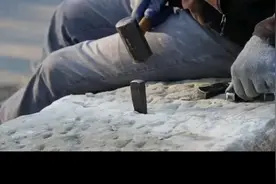 看来全世界的石匠师傅都是用这种方式破开石头！