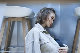 陈雪凝台上演唱，他却在台下伤心痛哭，《绿色》背后有什么故事？