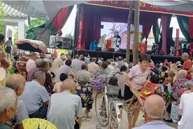 河南豫剧团来到小村庄，几位豫剧演员唱的真不赖，2000元一场可值视频封面