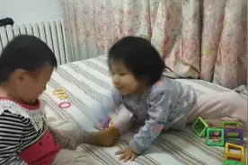 相差一岁的姐妹两，睡前一架 太招人喜欢了