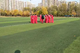 中间这位红裤子大爷，为啥很多人都骂他，他是干啥的？