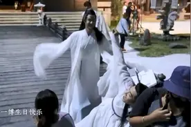 肖战祝福王一博生日没有回应，拿虫子吓一博找存在，打架又开始了视频封面