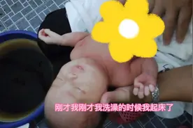 12天的小宝宝，第一次洗澡澡，小姐姐忙前忙后，好贴心。