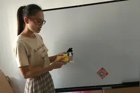 买的白板到啦，自己动手安装出了一身汗，同学们可以用来上课了