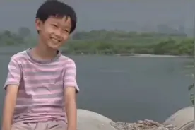 哥哥教唆弟弟下河摸鱼，弟弟消失在河里吓坏哥哥，结果虚惊一场视频封面