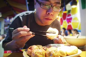 去万达吃阿三生煎，两份生煎一碗汤花了35，跟北方包子味差别巨大视频封面