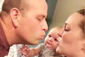 爸爸当着宝宝的面亲妈妈，小家伙立马吃醋了，瞬间哭的梨花带雨的视频封面