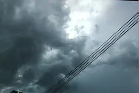 第一次见这是什么象征，这雨只下一个地方，太吓人了