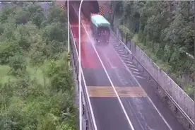 惊险！高速路上重型货车神龙摆尾