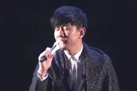 林俊杰演唱会中透露自己不婚的原因，粉丝听到后纷纷表示不能接受视频封面