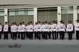 香港警察请解放军当教官，走出的中式步伐与解放军无缝接轨！