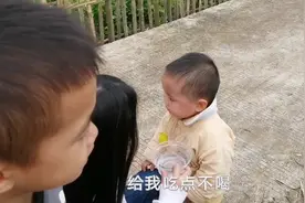 一岁四个月的宝宝吃了个辣椒辣得嘠嘎，真拿你们没办法