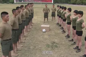 女特种兵带上防毒面具和男特种兵踢足球 比分惊人视频封面