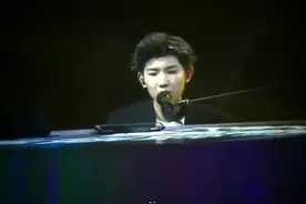 王源演唱《岁月神偷》超级好听！一开门瞬间陶醉视频封面