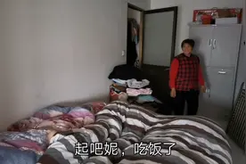 小伙在岳母家，早上睡到9点钟，丈母娘喊不起直接推门而入，尴尬视频封面