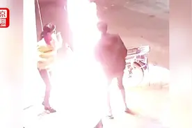 男子调戏加油站女员工点燃摩托车 警方：是个“二货” 已刑拘视频封面