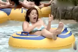 恶搞路人：往漂流池里扔玩具蛇，把漂流的美女吓一跳，笑出声视频封面