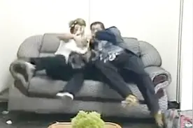 巴西恶搞-大胖子一屁股差点坐飞旁边女士视频封面