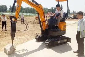 挖掘机除了挖土，还能干啥？老司机教你挖掘机的几种玩法！视频封面