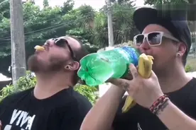 大胆老外试吃，吃香蕉喝雪碧会呕吐？...笑尿了！哈哈..视频封面