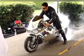 这辆摩托车启动的瞬间就被它的声浪震惊了视频封面