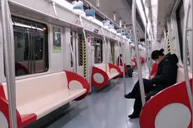 实拍昆明南站到北部客运站的地铁，晚上7点半左右，人都没有坐的视频封面