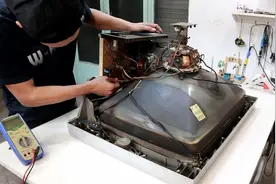 拆了一台老式电视机，荧光屏重量就占90％，里面的好东西真不少