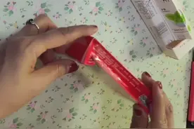 二年级手工课《纸箱变家具》