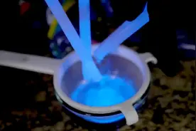 被冷冻后的荧光液还会发光吗？看老外的操作，长知识了