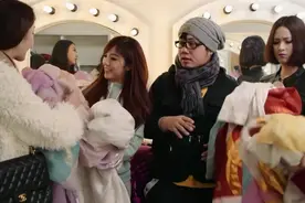 群演的衣服是自己进换衣间，随便挑的视频封面