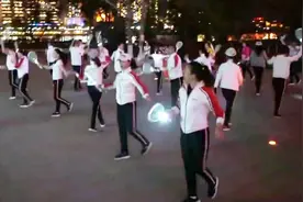 神操作！东北大妈挥灭蚊拍跳广场舞 健身驱蚊两不误视频封面