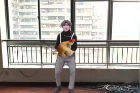 蔡徐坤嫌鸡不够完美，打起了面包虫的主意，最后送他们一个大宝贝