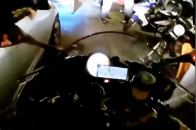 骑着BMW S1000RR去炸街！走在人群中是什么回头率？视频封面