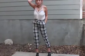 潮流穿搭-宽松格子裤搭配白色吊带上衣，超显活力！视频封面