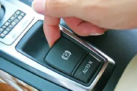 车子起步时电子手刹要手动释放吗？老司机：很多人不懂，弄错伤车