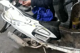 踏板车更换活塞套缸，一小时完成进账300块。视频封面