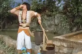 小伙有事相求，姑娘没有直接答应他，让他先挑粪水浇花视频封面