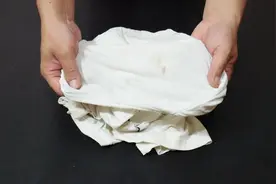 白衣服沾上血渍难清洗？先用这个方法泡一泡，血渍清洗得干干净净