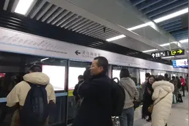 体验西北兰州1号地铁，坐8个站4块钱，你觉得贵吗？视频封面