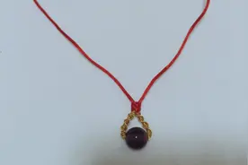 一根红绳加石榴石，随意编几下做成一条自带吊坠的项链挂绳视频封面