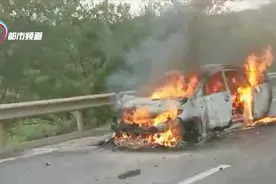 轿车高速自燃 消防迅速扑灭视频封面