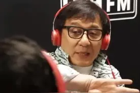 成龙：拍《红番区》脚踝骨折，整个脚翻转过来，打上石膏继续拍戏